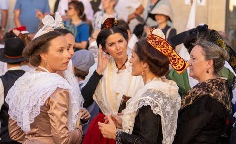 Défilé — costume d'Arlésienne, Provence