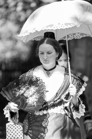 Portrait sous ombrelle de dentelle, éventail à la main — costume d'Arlésienne, Provence
