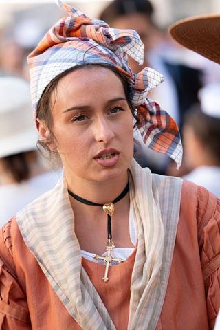 Foulard à carreaux et croix provençale, gros plan — costume d'Arlésienne, Provence