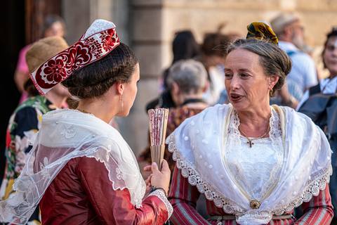 Jupe à pois devant un portail arlésien — costume d'Arlésienne, Provence