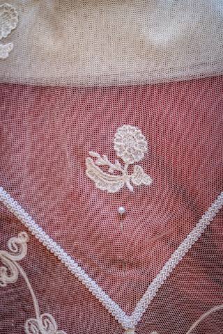Broderie de dentelle, gros plan — costume d'Arlésienne, Provence