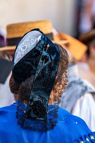 Ruban à motifs fleuris et voile de dentelle — costume d'Arlésienne, Provence
