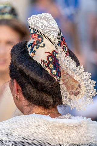 Coiffe à ruban orange et dentelle noire — costume d'Arlésienne, Provence