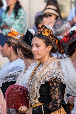 Portrait en noir et blanc, coiffes et croix provençales — costume d'Arlésienne, Provence