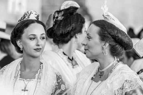 Trois Arlésiennes en coiffe, portrait noir et blanc — costume d'Arlésienne, Provence