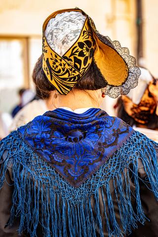 Ruban doré et châle à franges bleues, vue de dos — costume d'Arlésienne, Provence