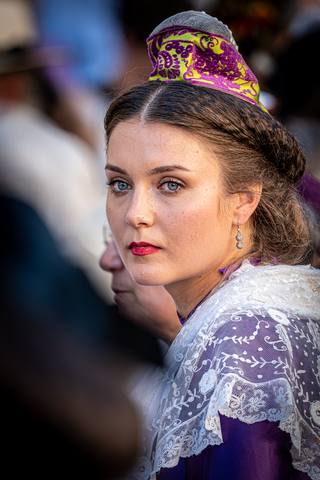 Ruban — costume d'Arlésienne, Provence